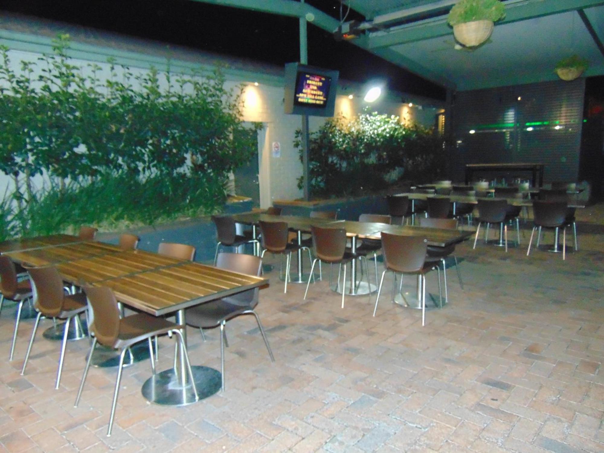 Walshs Hotel Queanbeyan Extérieur photo