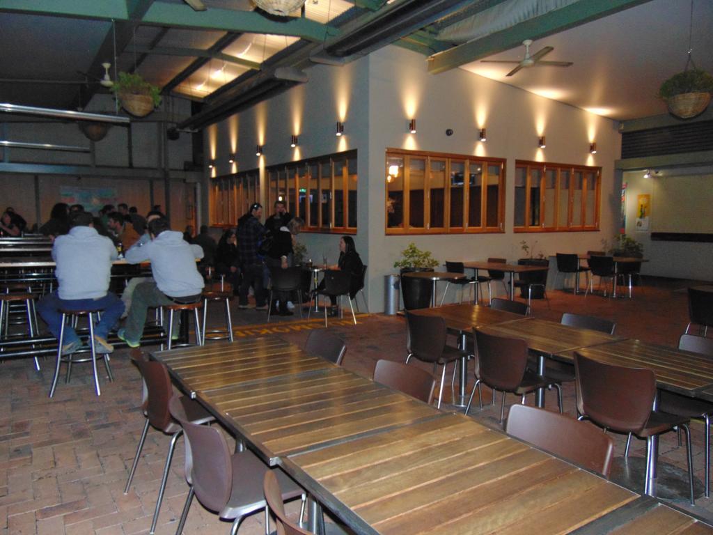 Walshs Hotel Queanbeyan Extérieur photo